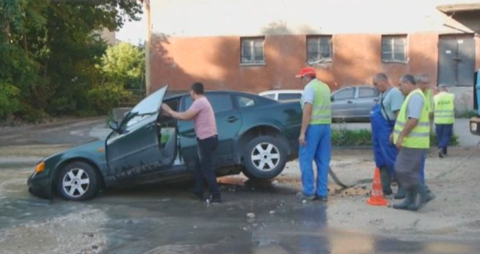 Кола пропадна в дупка отворила се след авария на водопровод