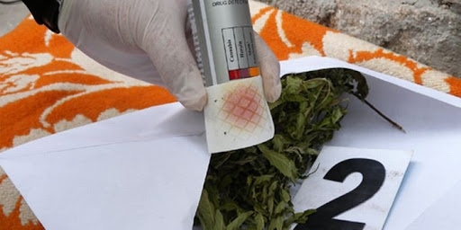 Полицейски служители са задържали мъж за притежание на наркотици информираха