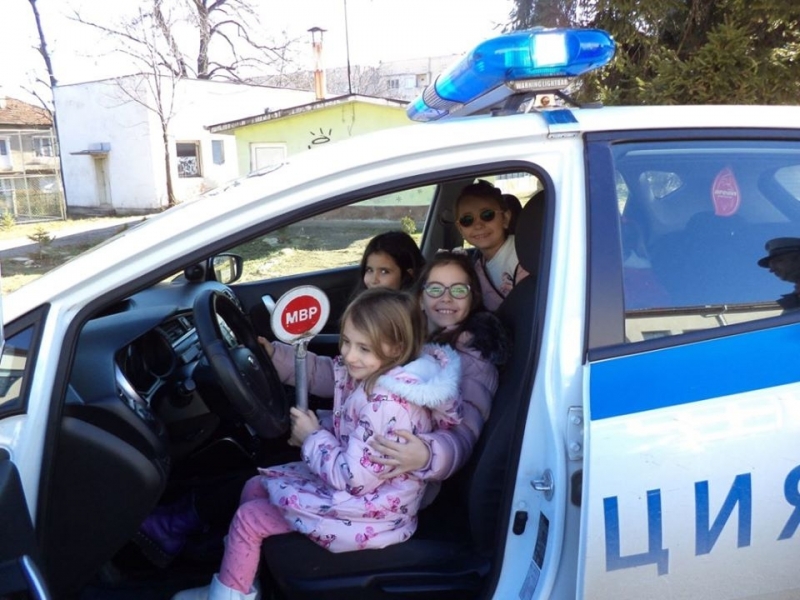 Полицаи се срещнаха с първокласници от Трето основно училище Иван