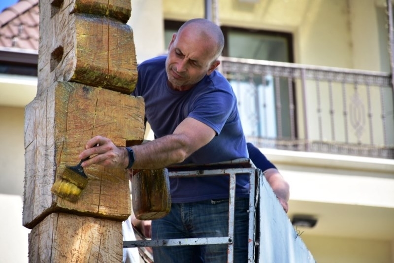 Авторът на дървените скулптури от дърво във Враца Милен