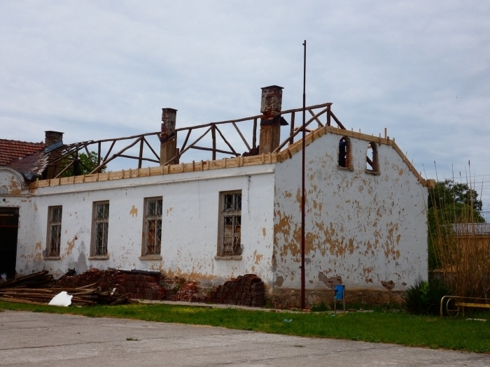 Започна основният ремонт на полуразрушената сграда на бившето училище Васил