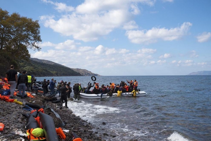 Десетки мигранти загинаха при потъване на гумена лодка край бреговете