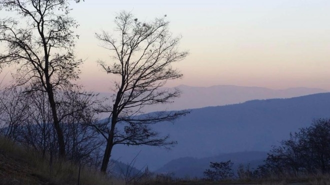 През деня над западната половина на страната ще продължи да