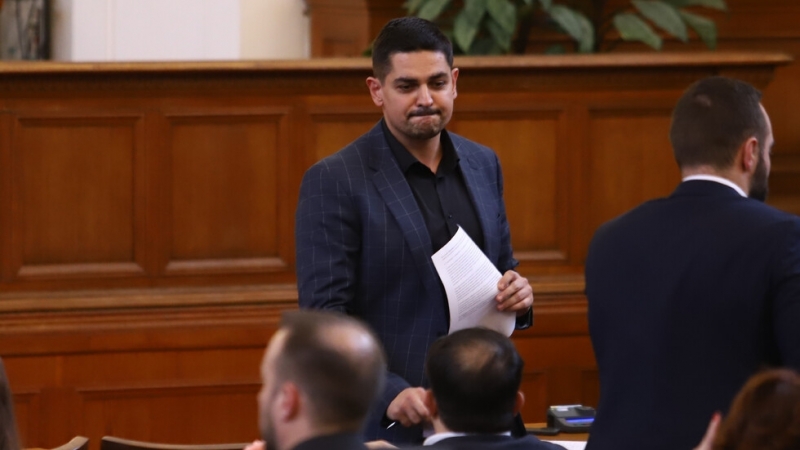 Току що депозирах в деловодството на НС декларация за отказ от