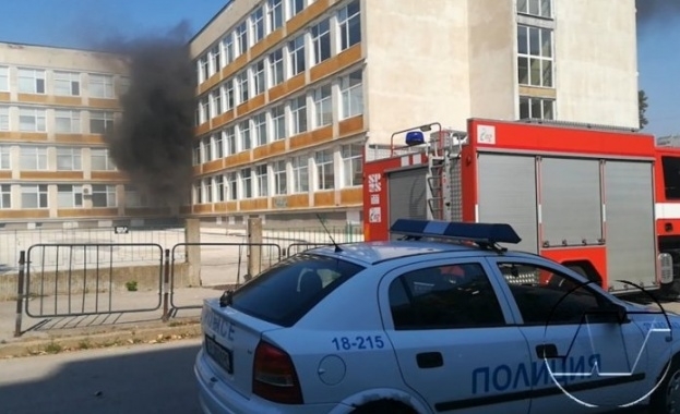 Огнеборци гасиха пожар в хранилище по изобразително изкуство в гимназия
