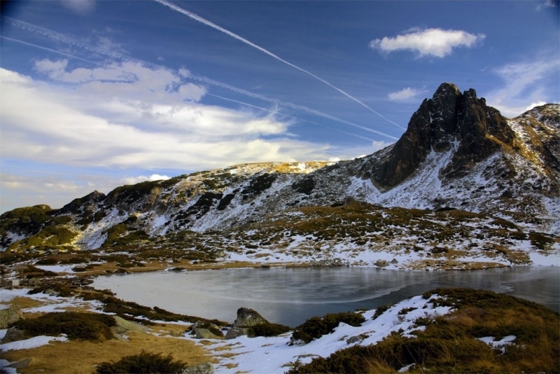 Седемте рилски езера са замръзнали Снежната покривка в Рила е