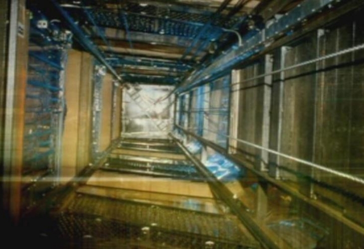 Падналата в асансьорна шахта жена е стабилизирана, но остава с