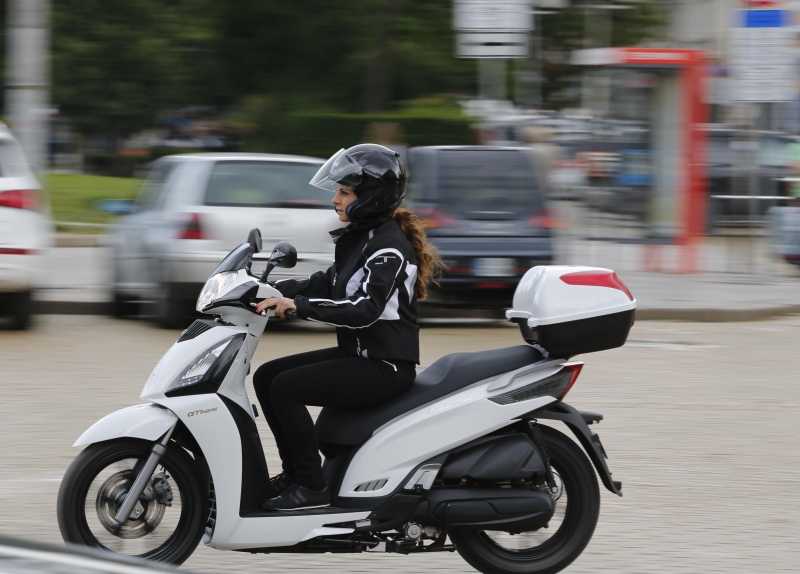 Полицаи са спрели скутер без поставени регистрационни табели каран от