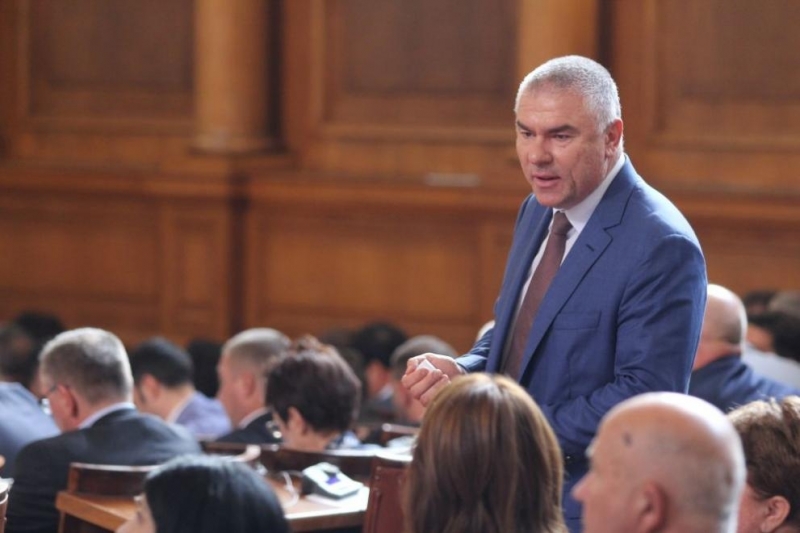 Правосъдният министър Цецка Цачева трябва да си подаде оставката след