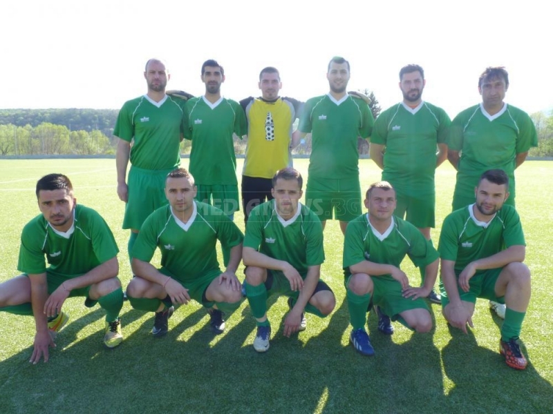 Пет гола червен картон и удари с палка белязаха двубоя