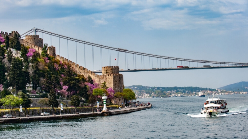 Движението през Босфора беше спряно временно заради повреда в двигателя