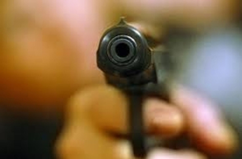 28 годишен мъж опря пистолет в главата на непълнолетно момиче в Кюстендил съобщиха