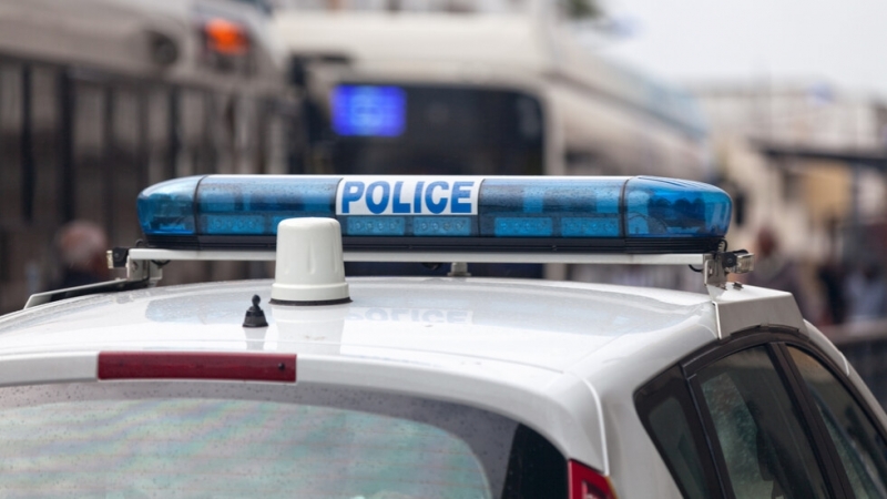 Около 40 неидентифицирани нападатели въоръжени с метални прътове и пиратки