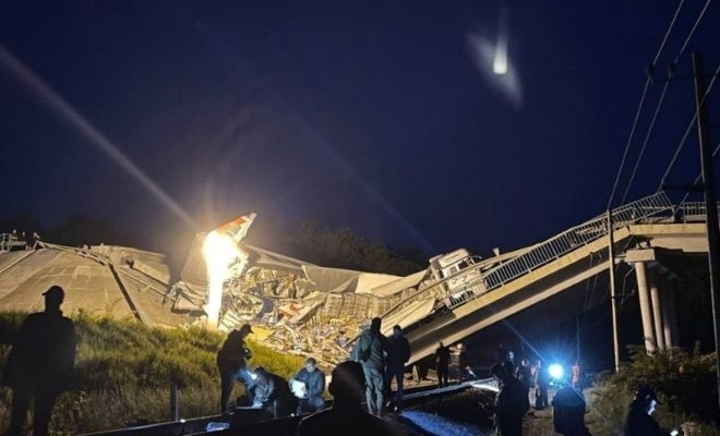 Най малко седем души загинаха и близо 35 бяха ранени след