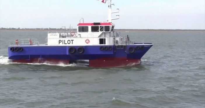 Спасителните служби следят и качеството на въздуха Тонове петролни продукти