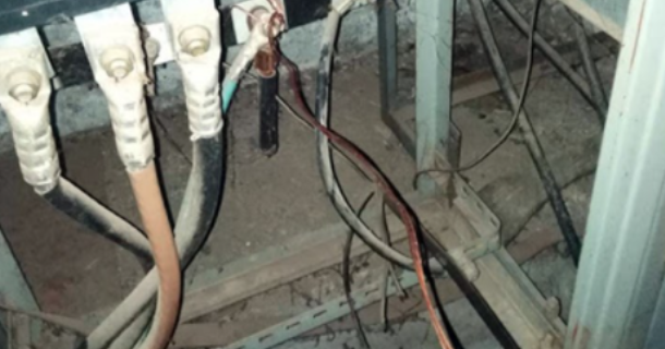 Неизвестни апаши са задигнали ел кабел захранващ крайградска къща във