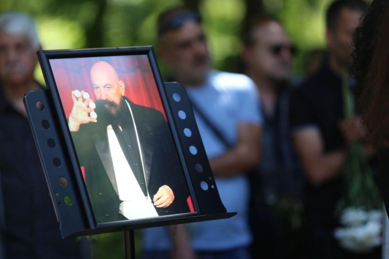 Десетки роднини близки приятели и колеги от света на магията