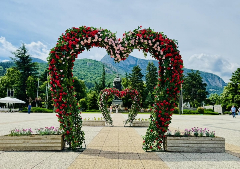 Нова декорация краси централния площад Христо Ботев във Враца  
Днес бяха