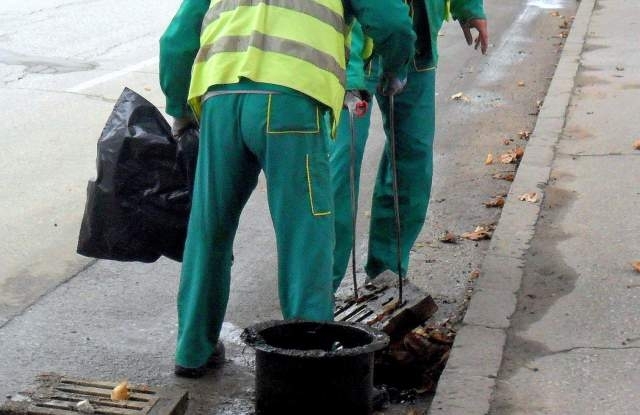 И тази седмица почистването на дъждоприемните шахти в Пловдив продължава