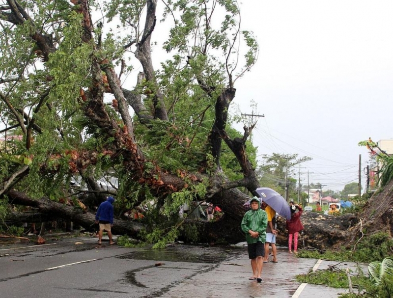 Тайфун достигна днес Филипините където властите наредиха хиляди евакуации съобщи