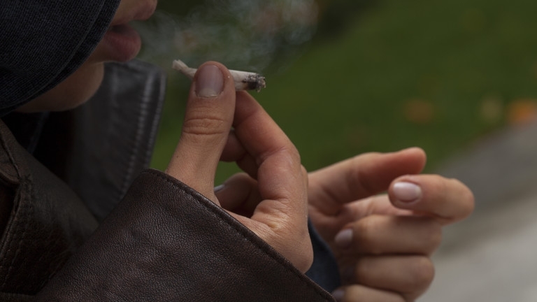 Двама младежи са били спипани с дрога в двора на