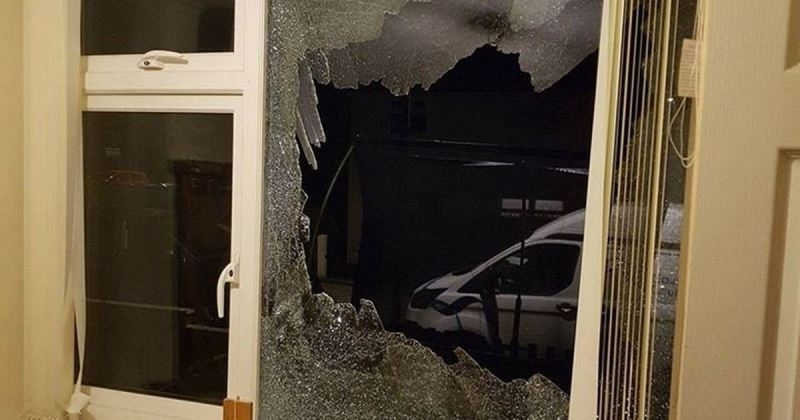 Неизвестен вандал е потрошил с бомбички заложна къща в Горна