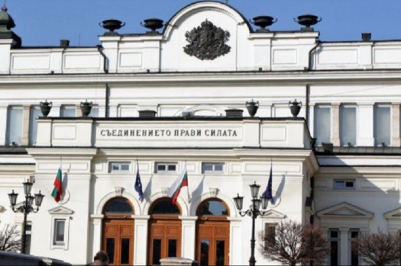 Под присъстващи при явно гласуване ще се разбира броят на