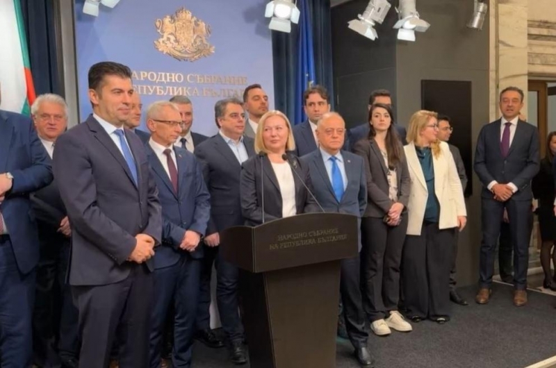 Представители на Продължаваме Промяната Демократична България дадоха брифинг пред