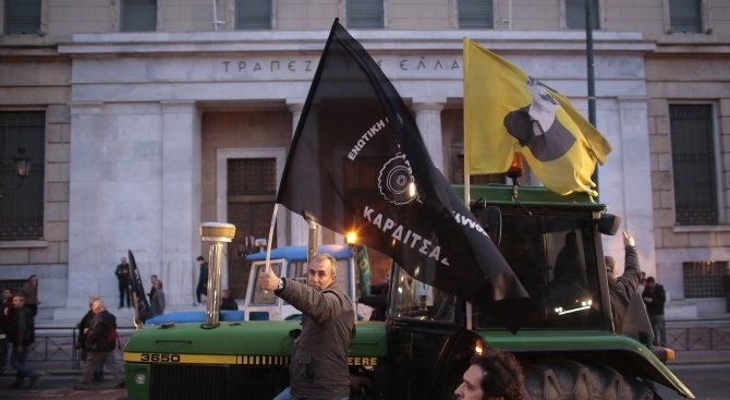 Гръцките фермери изкарват тракторите по пътищата и ще бъдат по