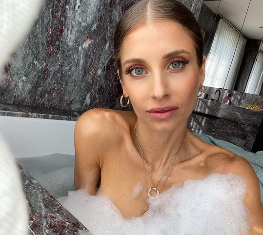 Изоставената съпруга на германския футболен национал Матс Хумелс се наслаждава