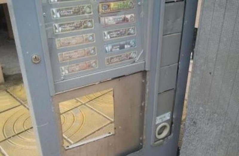 В нощта срещу събота неизвестен бандит потрошил автомат за кафе