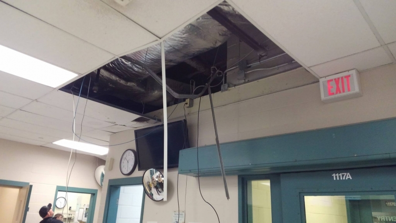 Задържан пропадна през таван при опит за бягство от затвор