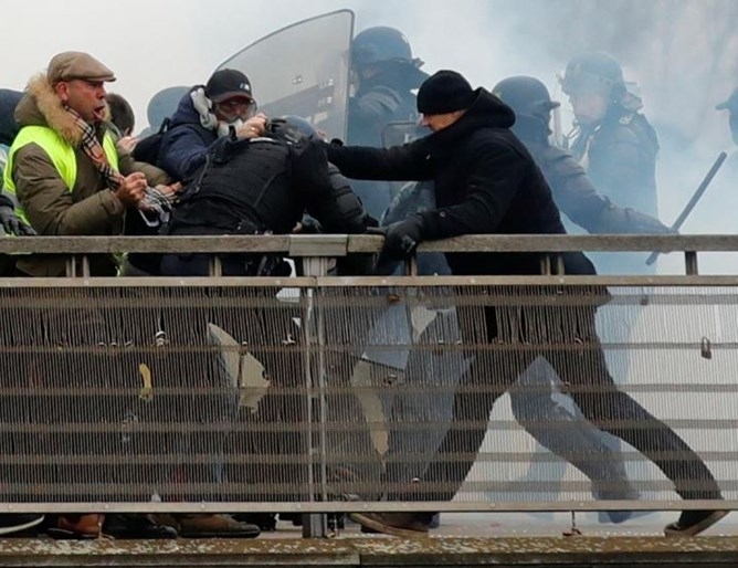 Бившият професионален боксьор Кристоф Детингер заснет да нанася ожесточени удари