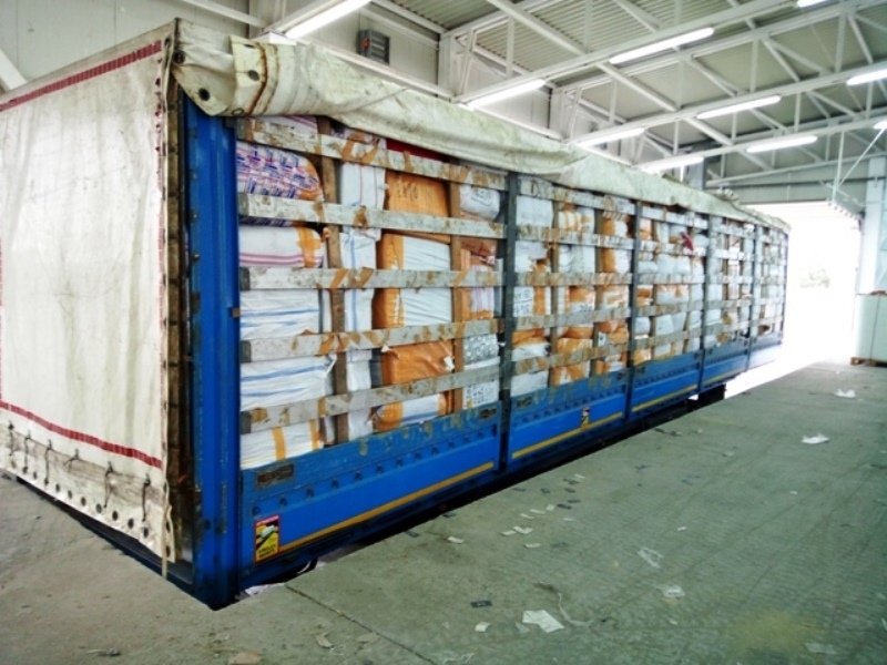 18 935 спортни дрехи чанти и маратонки с надписи и