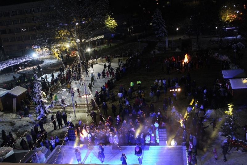 Светлините на коледната елха и на коледната украса в Козлодуй