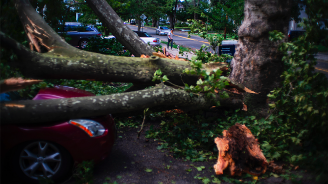 Най малко 5 души загинаха при преминаването на тропическата буря Исаяс