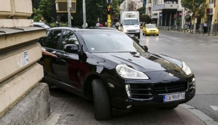 Служители на реда са хванали пиян жена да управлява Порше