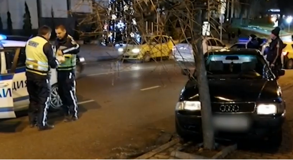 Пиян шофьор заби колата си в дърво точно пред сградата