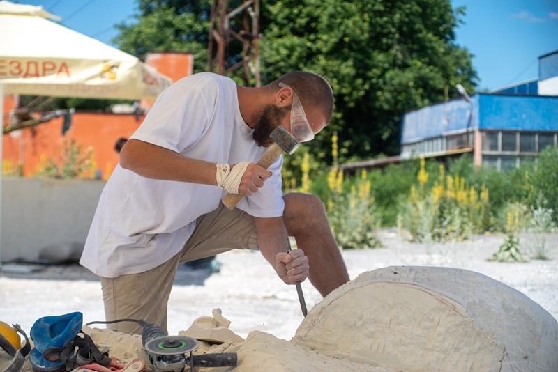 Започна Осмият симпозиум по скулптура Мездра 2022 Той е организиран