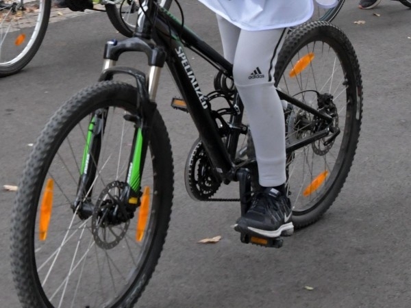 При преминаване през пешеходна пътека колоездачът е длъжен да слезе