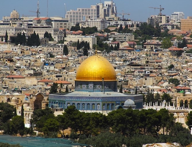 Израелската полиция съобщи че вчера е арестувала палестинския губернатор на