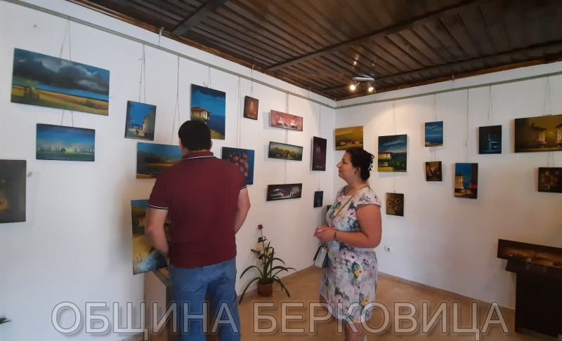 Талантливият художник Симеон Димитров представи своите картини носещи усещането за
