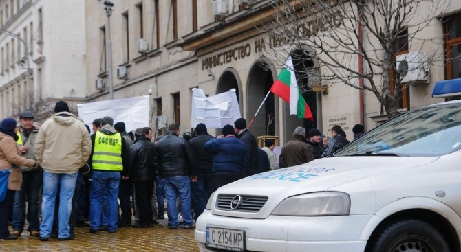 Служители на затворите от цялата страна излязоха на първи национален