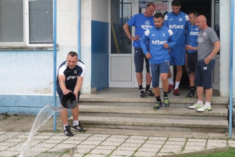 С група от 22 футболисти отборът на Монтана стартира вчера лятната