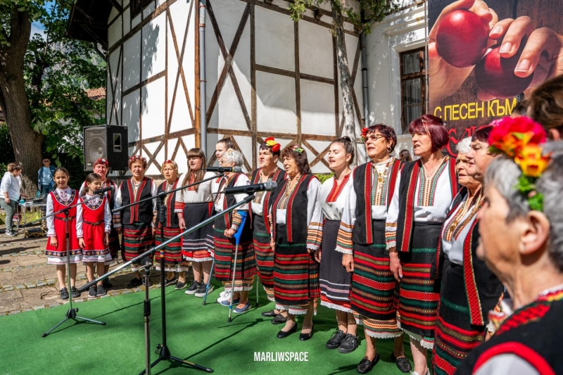 Творчески състави и самодейни групи участват във фолклорното надпяване С