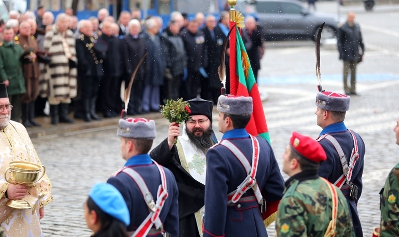 В 9 00 часа започна тържествения водосвет на бойните знамена и