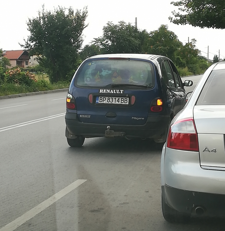 Нагъл шофьор паркира колата си на един от най натоварените булеварди