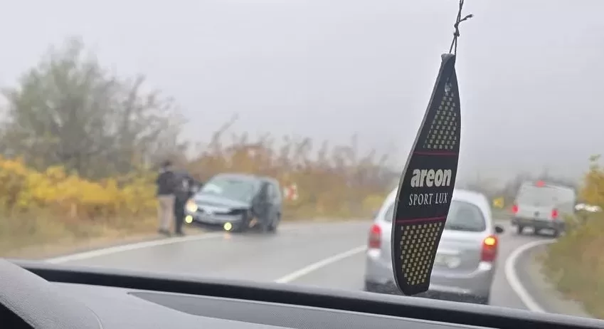 Инцидент на пътя! Две коли се блъснаха край монтанско село, вдигнаха пожарникари накрак /снимки/