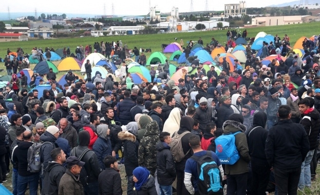 Мигрантите от лагера край Солун започнаха да се изнасят В