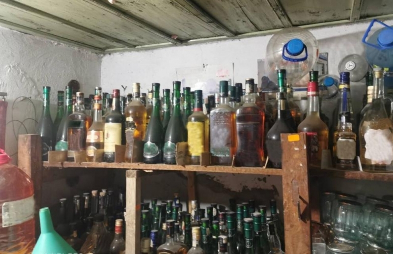 Митнически служители откриха близо 626 литра нелегален алкохол в частен